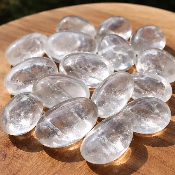 Bjergkrystal lommesten med klar og gennemsigtig kvarts i naturligt lys