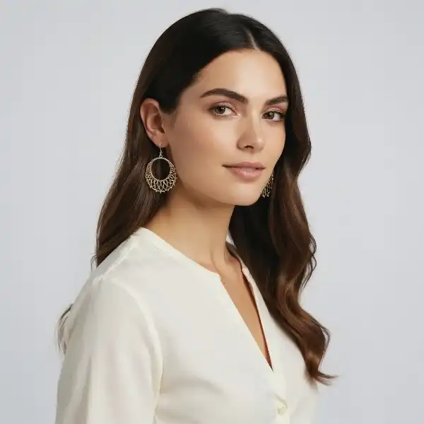 Kvinde der illustrere et par øreringe i ørene