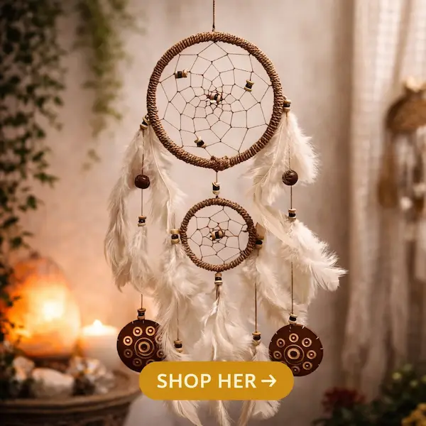 K&oslash;b h&aring;ndlavet dr&oslash;mmefanger i naturmaterialer fra Indonesien &ndash; med &aelig;gte fjer og kokos