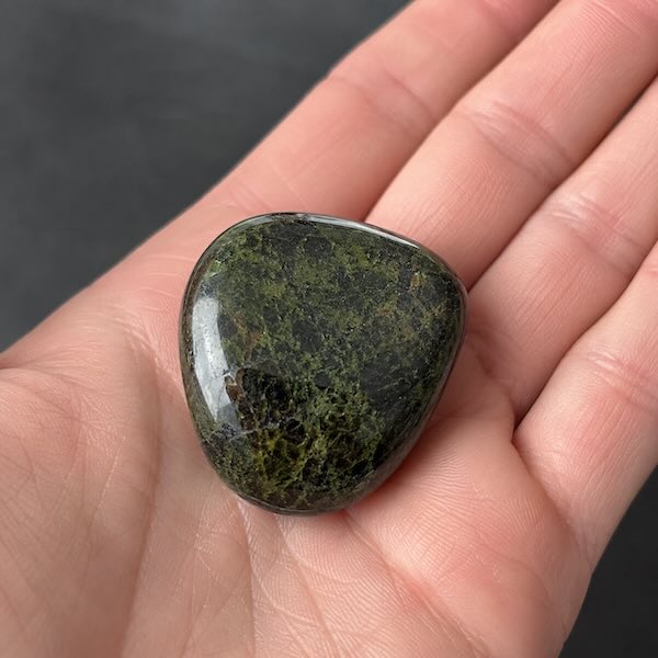 Epidot lommesten – poleret grøn epidot krystal med naturlige mineralstrukturer. Kendt for personlig udvikling, manifestation, styrke og spirituel vækst.