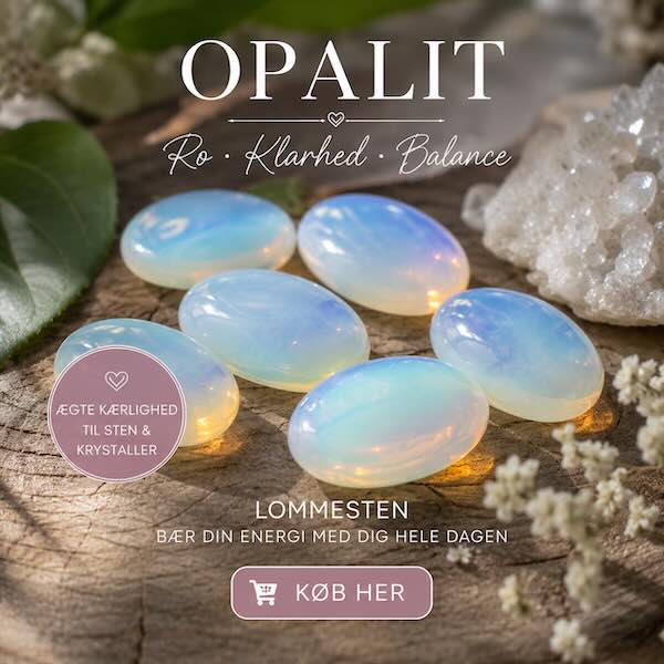Opalit lommesten med smukt bl&aring;ligt sk&aelig;r &ndash; sten for ro, intuition, balance og personlig udvikling.