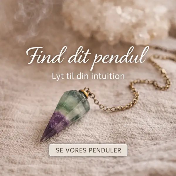 Krystal pendul i fluorit p&aring; naturlig baggrund med teksten find dit pendul og lyt til din intuition
