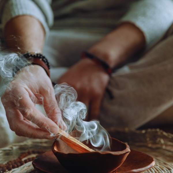 Billede af smudging med palo santo træ