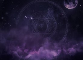 Spirituelt nyhedsbillede med mrk baggrund, stjerner, mne, tge og subtile krystaller og magiske symboler.