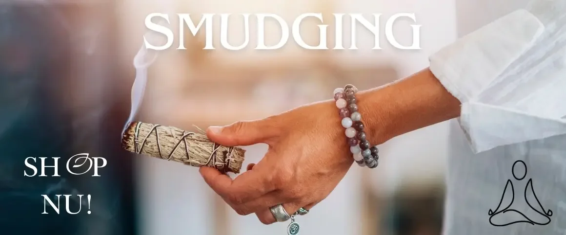 Et billede af en der holder en hvid salvie i hnden