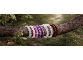 Krystalarmb�nd med �gte sten som rosenkvarts, ametyst og bjergkrystal i natur