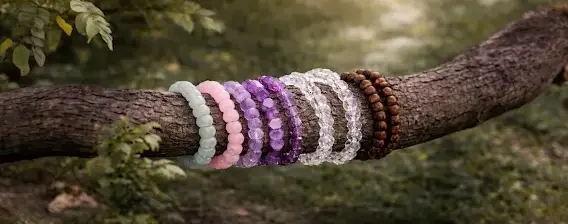 Krystalarmb�nd med �gte sten som rosenkvarts, ametyst og bjergkrystal i natur