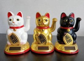lykkekat lucky cat maneki neko i hvid guld og sort til held velstand og beskyttelse