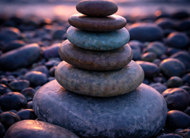 Roligt stemningsbillede med stablede sten i naturlige farver