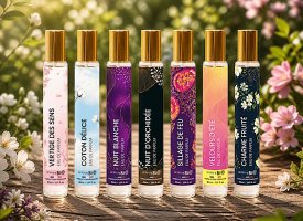 Naturlige dufte parfumer og eau de toilette fra Born to Bio med blomster og friske noter opstillet i natur p� tr�bord