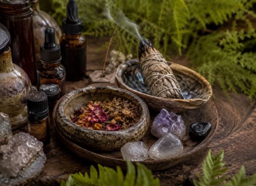 R�gelse, smudging og �teriske olier med salvie, krystaller og naturlige ritualprodukter i rolig og autentisk stemning.