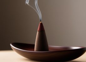 Et billede af en rgelseskegle i en rgelsesholder