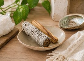 Hvid salvie og Palo Santo klar til smudging og energirensning i naturlige omgivelser.