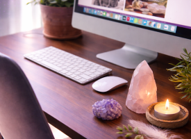 Roligt stemningsbillede af arbejdsplads med krystaller og bl�dt naturligt lys