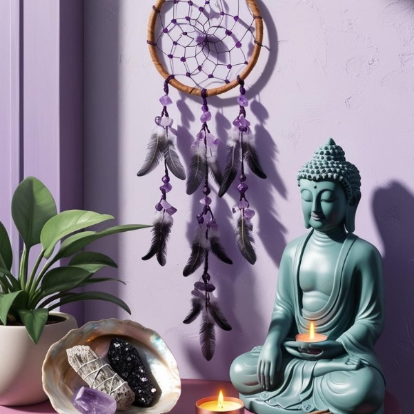 billede af drømmefanger der hænger på en væg og en buddha samt krystaller på et bord