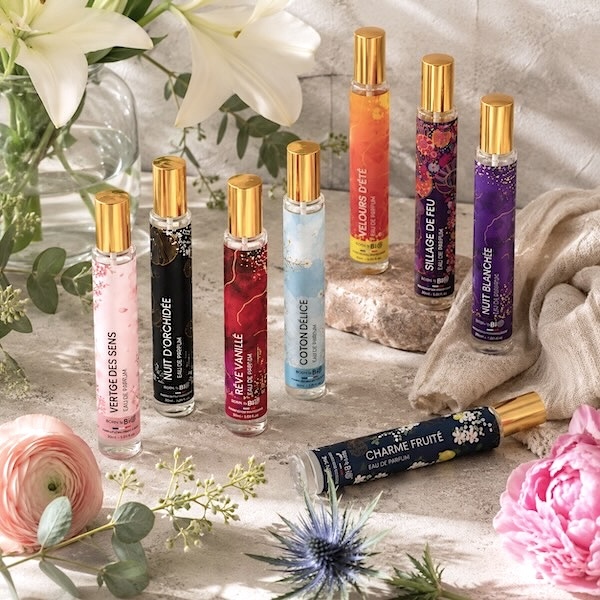 Naturlige parfumer fra Born to Bio opstillet med blomster og gr&oslash;nne planter i et lyst og sanseligt milj&oslash; hos Gaia Sten & Krystaller