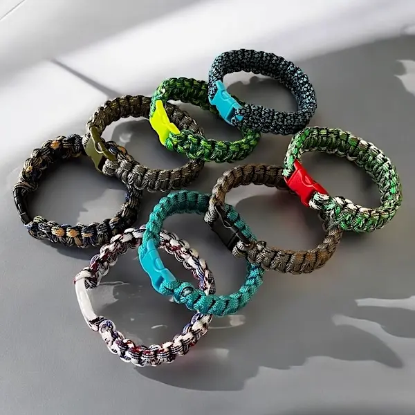 Her vises der flere forskellige slags paracord armbånd