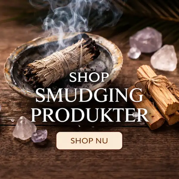 Smudging med hvid salvie og palo santo til energirensning og spirituel renselse i hjemmet