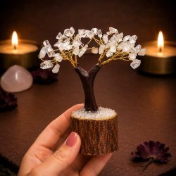 H�nd holder bjergkrystal krystaltr� p� tr�base med �gte bjergkrystalchips og fine gyldne grene.