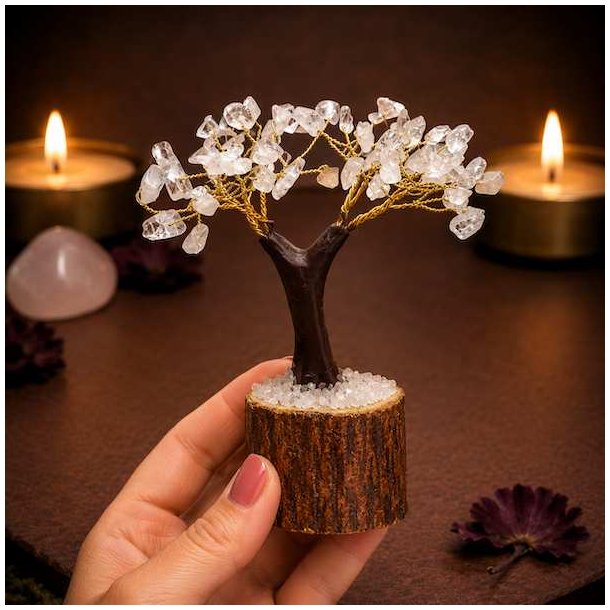 H�nd holder bjergkrystal krystaltr� p� tr�base med �gte bjergkrystalchips og fine gyldne grene.