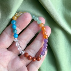 Krystal armbnd | 7 Chakra | Charm | Hndlavet | 6 mm. stenperler | Ml 16 - 17 cm