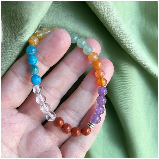 Krystal armbnd | 7 Chakra | Charm | Hndlavet | 6 mm. stenperler | Ml 16 - 17 cm