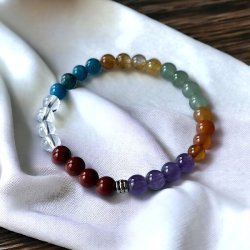 Krystal armbnd | 7 Chakra | Charm | Hndlavet | 6 mm. stenperler | Ml 16 - 17 cm