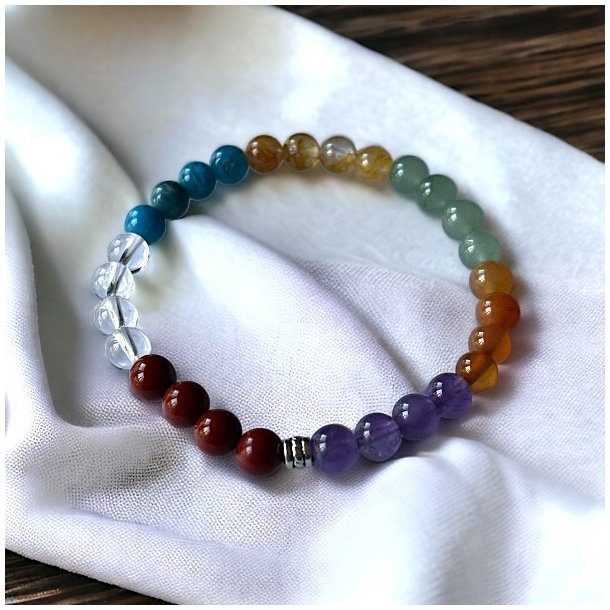 Krystal armbnd | 7 Chakra | Charm | Hndlavet | 6 mm. stenperler | Ml 16 - 17 cm