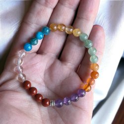 Krystal armbnd | 7 Chakra | Charm | Hndlavet | 6 mm. stenperler | Ml 16 - 17 cm