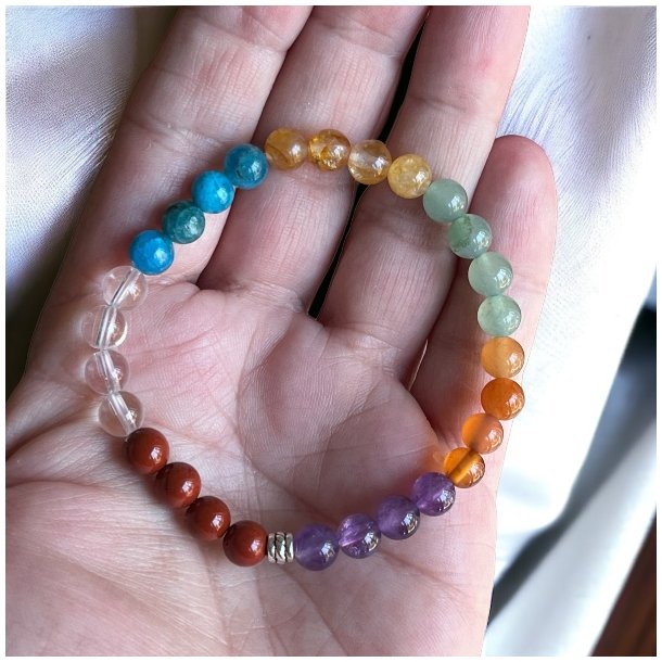 Krystal armbnd | 7 Chakra | Charm | Hndlavet | 6 mm. stenperler | Ml 16 - 17 cm