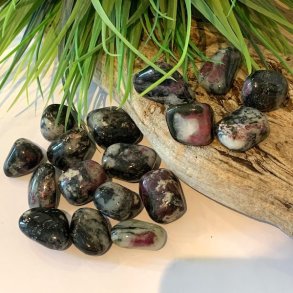 Eudialyt lommesten | Ml ca. 2,5 - 3 cm