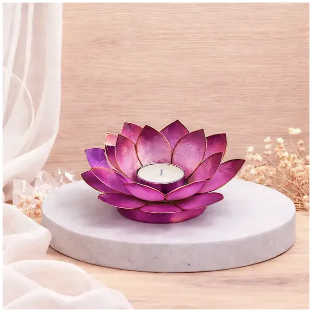 Stor h�ndlavet lotus fyrfadsstage i lilla capiz skal � 16 cm