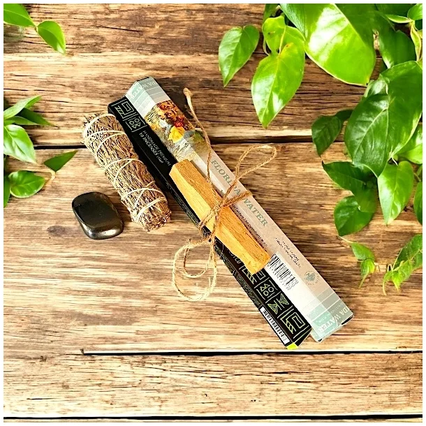 Smudgekit til renselse og beskyttelse med salvie, shungit og hellig rgelse