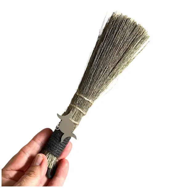 Smudging-kost med M�nefase, Naturmaterialer � Ca. 20 cm til Renselse