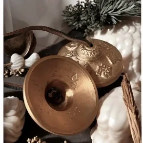 Tibetanske tingsha klokker i messing 6,2 cm med 8 velstandssymboler