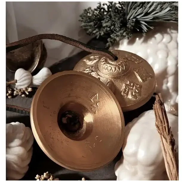 Tibetanske tingsha klokker i messing 6,2 cm med 8 velstandssymboler