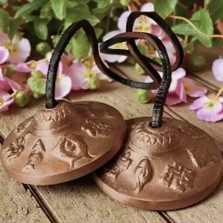 Tibetanske tingsha klokker i messing 6,2 cm med 8 velstandssymboler