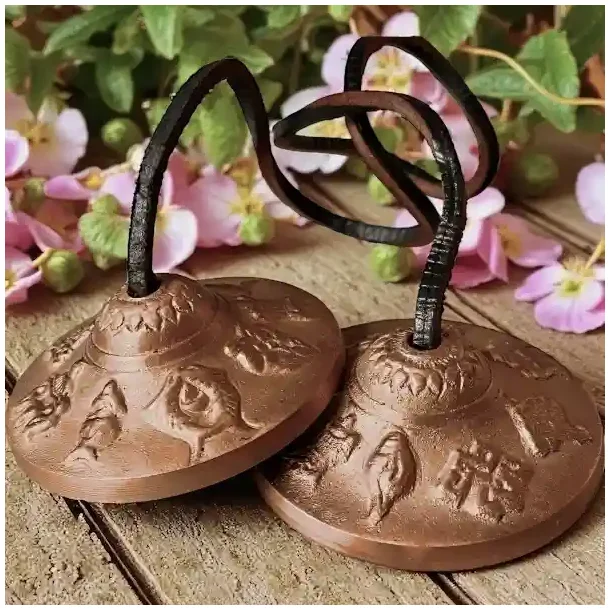 Tibetanske tingsha klokker i messing 6,2 cm med 8 velstandssymboler