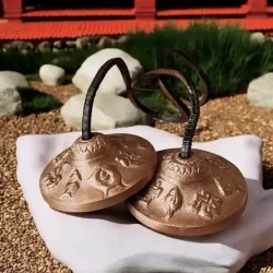 Tibetanske tingsha klokker i messing 6,2 cm med 8 velstandssymboler
