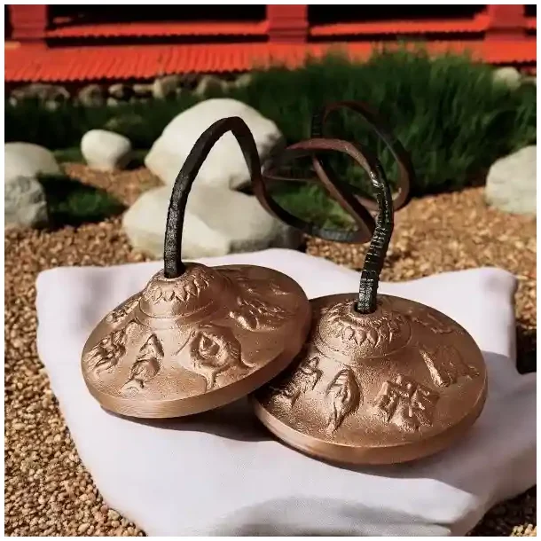 Tibetanske tingsha klokker i messing 6,2 cm med 8 velstandssymboler