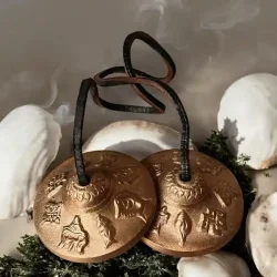 Tibetanske tingsha klokker i messing 6,2 cm med 8 velstandssymboler