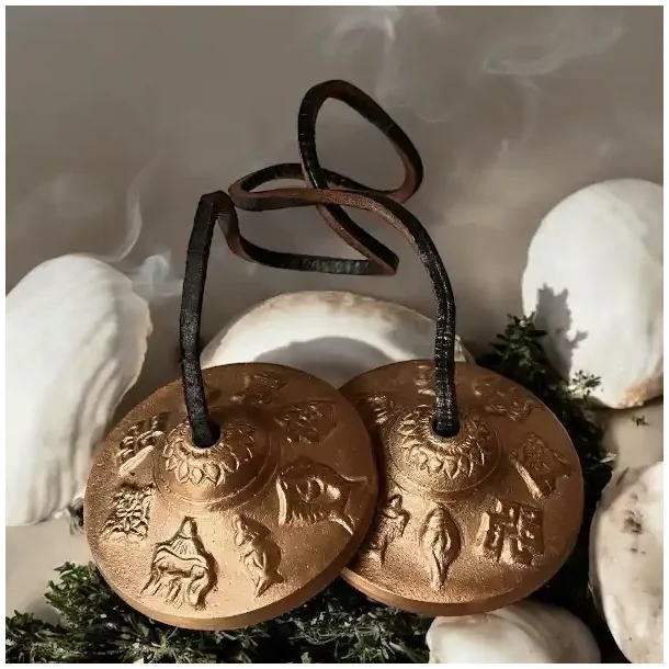 Tibetanske tingsha klokker i messing 6,2 cm med 8 velstandssymboler