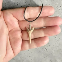 Hajtand vedh�ng ca. 3 cm med snor �gte