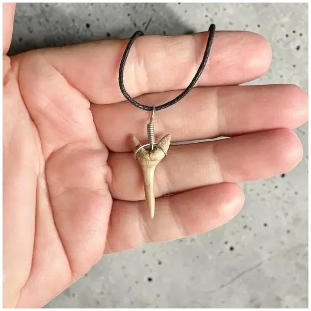 Hajtand vedh�ng ca. 3 cm med snor �gte