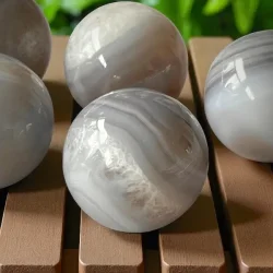 Poleret naturagat krystalkugler 3,5 cm med smukke bnd