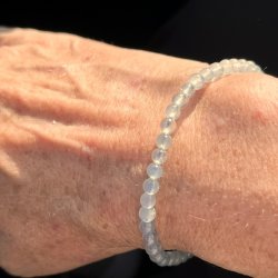 Elastisk akvamarin krystalarmbnd 4 mm  passer til hndled 16,5-18,5 cm