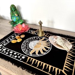 H�ndlavet Sun &amp; Moon alterdug i bomuld 49x34 cm med guld og s�lvtryk � spirituel dekoration