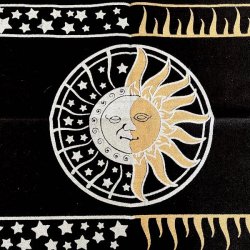 H�ndlavet Sun &amp; Moon alterdug i bomuld 49x34 cm med guld og s�lvtryk � spirituel dekoration