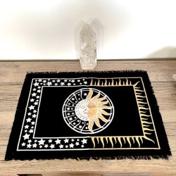 H�ndlavet Sun &amp; Moon alterdug i bomuld 49x34 cm med guld og s�lvtryk � spirituel dekoration