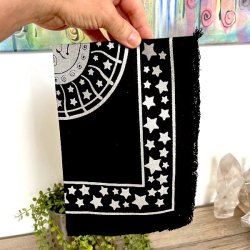 H�ndlavet Sun &amp; Moon alterdug i bomuld 49x34 cm med guld og s�lvtryk � spirituel dekoration